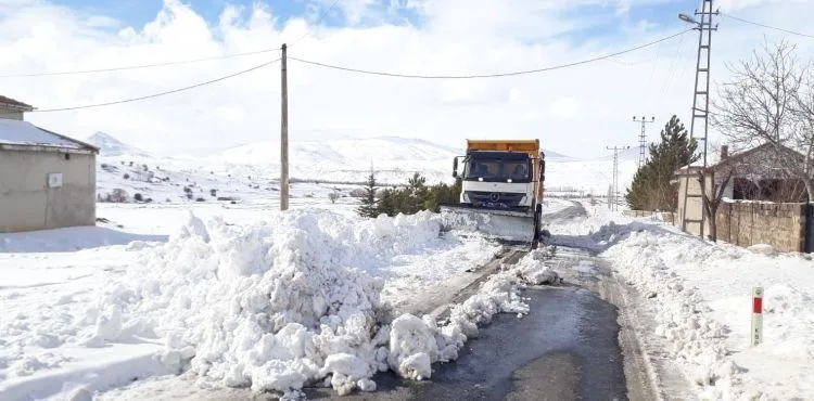 BÜYÜKŞEHİR'İN KARLA MÜCADELE EKİPLERİ, KAPALI KIRSAL MAHALLE YOLU BIRAKMADI