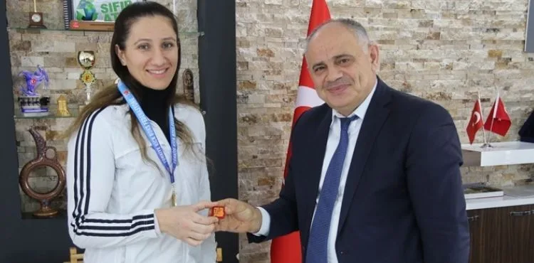 KİCK BOKS TÜRKİYE ŞAMPİYONU’NDAN BAŞKAN ÖZTÜRK’E ZİYARET