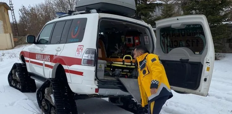 Karda mahsur kalan hastaya paletli ambulansla ulaşıldı