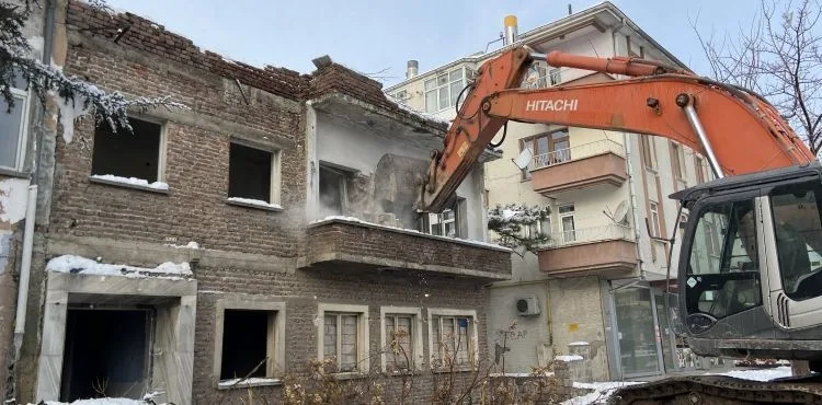 BÜYÜKKILIÇ: “SAHABİYE’DE 3’ÜNCÜ UYGULAMA ETABINDA METRUK BİNALAR YIKILIYOR”
