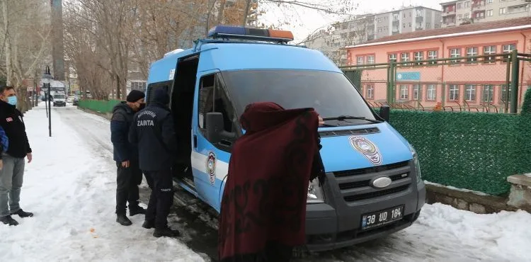 KAYSERİ BÜYÜKŞEHİR, ÇOCUKLARI İSTİSMAR EDEN DİLENCİLERE GÖZ AÇTIRMIYOR