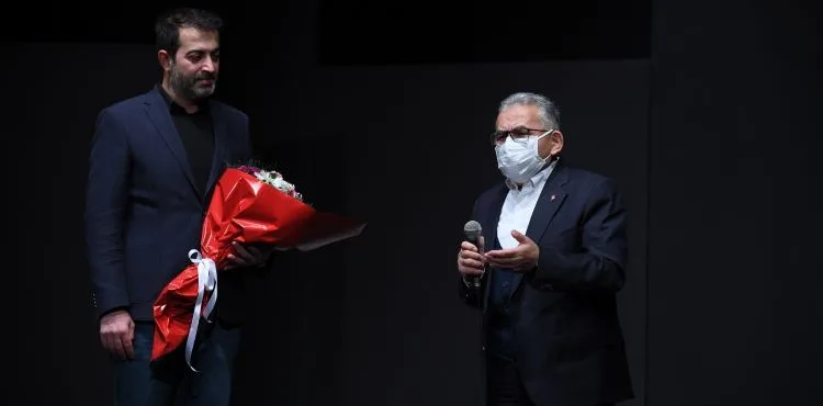 BAŞKAN BÜYÜKKILIÇ, “YUNUS EMRE” ADLI TİYATRO OYUNUNU İZLEDİ