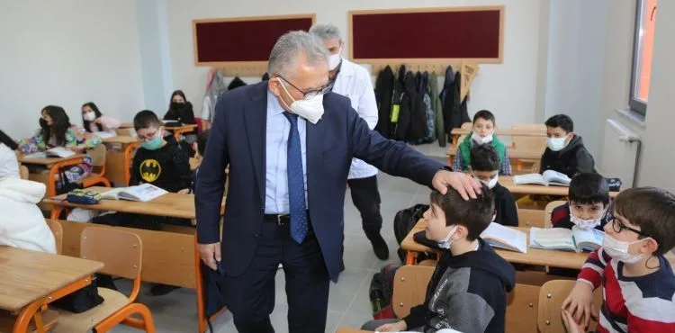 BAŞKAN BÜYÜKKILIÇ, İLMİYE-AHMET BÜYÜKKILIÇ İLKOKULU’NUN İLK GÜNÜNDE MİNİKLERİ YALNIZ BIRAKMADI