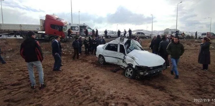 TIR otomobile çarptı: anne ve kızı yaralandı