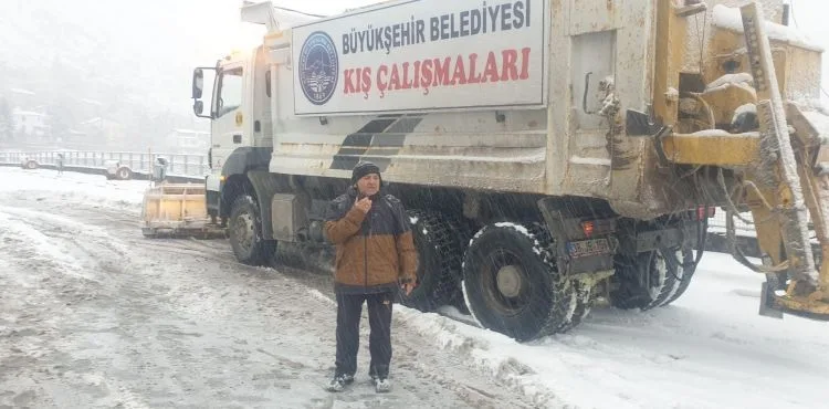 BAŞKAN BÜYÜKKILIÇ, KARLA MÜCADELEYİ SAHADA TAKİP ETTİ