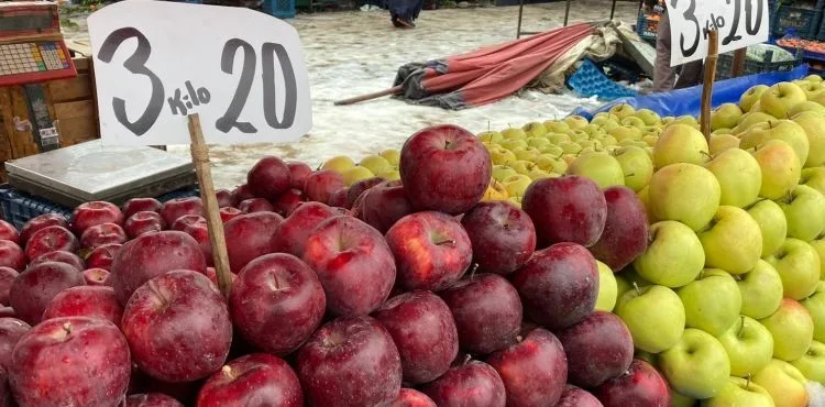 Soğuk havalar pazar tezgahlarını vurdu