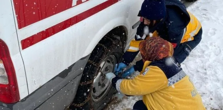 Kara saplanan ambulansa kadın sağlık çalışanları zincir taktı