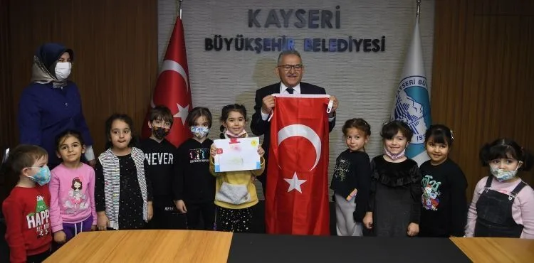 BAŞKAN BÜYÜKKILIÇ, MİNİK MİSAFİRLERİNİ AĞIRLADI