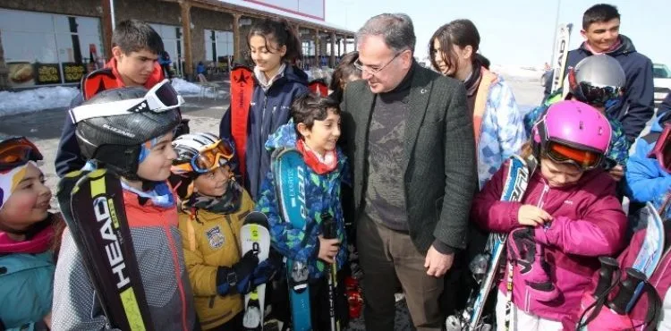 ÖZDOĞAN, “GENÇLERİMİZİ MİLLİ SPORCU OLARAK GÖRMEK İSTİYORUZ”