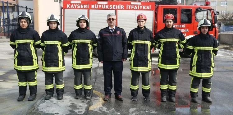 BÜYÜKŞEHİR İTFAİYESİ’NDEN GELECEĞİN KADIN İTFAİYECİLERİNE ZORLU EĞİTİM