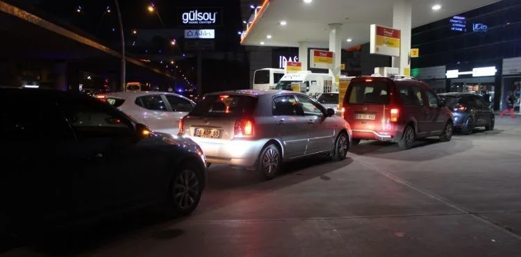 Zam kararının ardından petrol istasyonlarında uzun kuyruklar oluştu