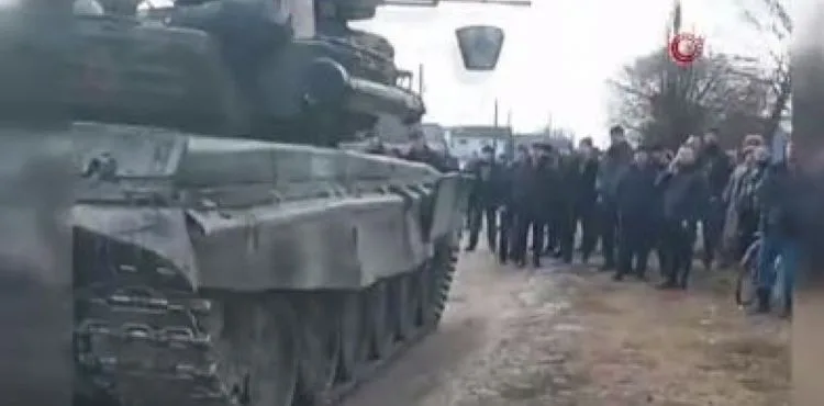 Ukrayna'da siviller Rus tankını durdurdu