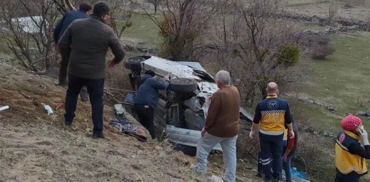 Aracın içinde sıkışan sürücüyü vatandaşlar çıkarttı