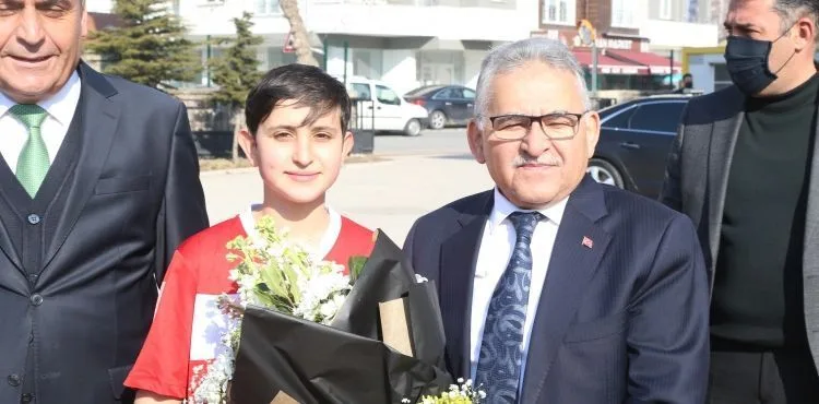 BAŞKAN BÜYÜKKILIÇ’A ÖĞRENCİLERDEN COŞKULU KARŞILAMA