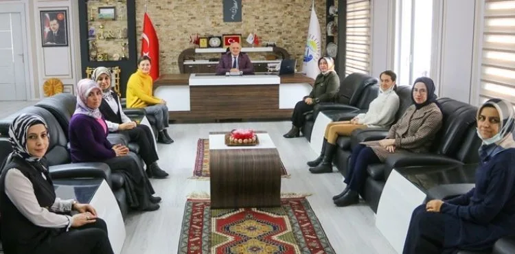 BAŞKAN ÖZTÜRK DÜNYA KADINLAR GÜNÜ’NÜ PERSONELLERİ İLE BİRLİKTE KUTLADI