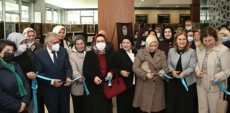 BAŞKAN BÜYÜKKILIÇ, DÜNYA KADINLAR GÜNÜ’NE ÖZEL HAZIRLANAN SERGİYİ KADINLARLA AÇTI
