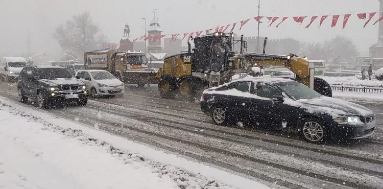 BÜYÜKŞEHİR’İN KARLA MÜCADELESİ CANLA BAŞLA SÜRÜYOR