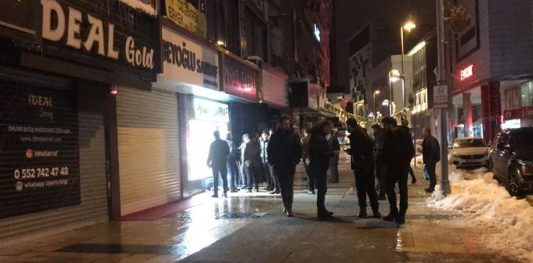Kuyumcu boğazından bıçaklandı