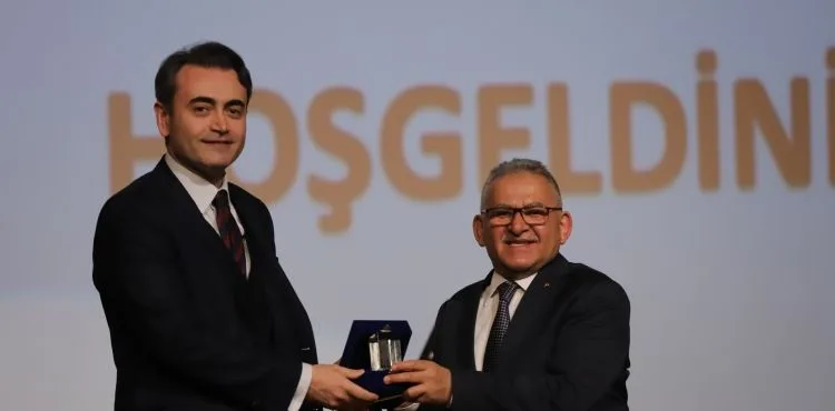 DOKTOR BAŞKANA KAYSERİ TABİPLER ODASI’NDAN ÖZEL ÖDÜL