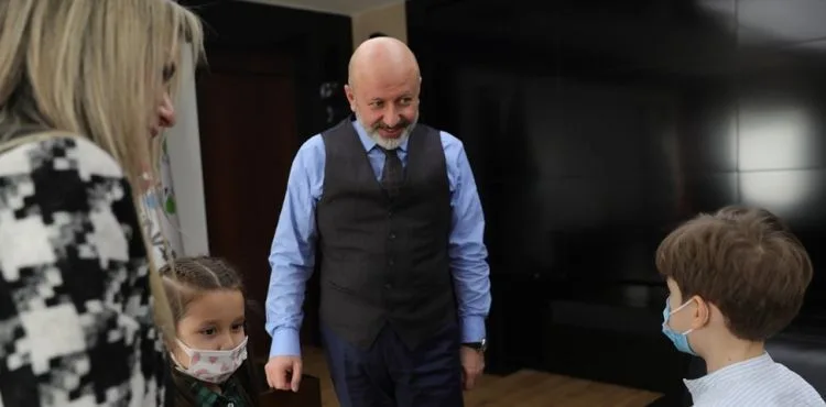 BAŞKAN ÇOLAKBAYRAKDAR, MİNİK MİSAFİRLERİNİ AĞIRLADI