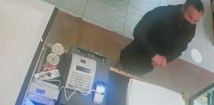 Ekmek almak için girdiği fırından yardım kumbarası çaldı