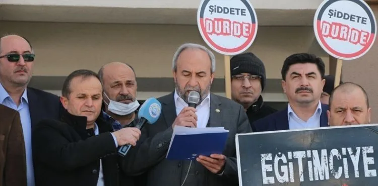 YAHYALI’DA BIÇAKLANAN ÖĞRETMEN İÇİN BASIN AÇIKLAMASI YAPILDI