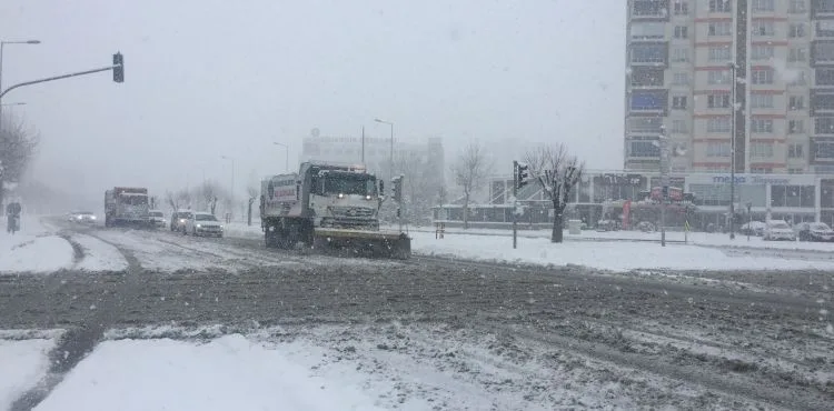 BÜYÜKŞEHİR’DEN MERKEZDE VE KIRSALDA KAR YAĞIŞINA ANINDA MÜDAHALE