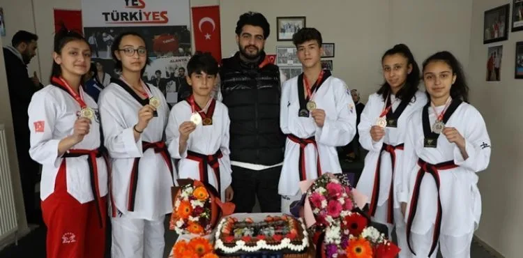MELİKGAZİ’DE GELECEĞİN ŞAMPİYON ADAYLARI BAŞARILARINI KUTLADILAR