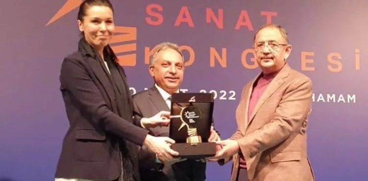 Başkan Yalçın Ankara'dan ödülle döndü