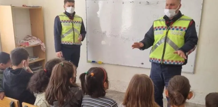 Jandarma ekipleri çocukların yüzünü güldürdü