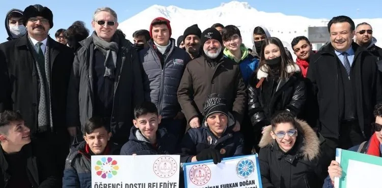 BAŞKAN ÇOLAKBAYRAKDAR’DAN KOCASİNANLI ÖĞRENCİLERE MORAL GEZİSİ