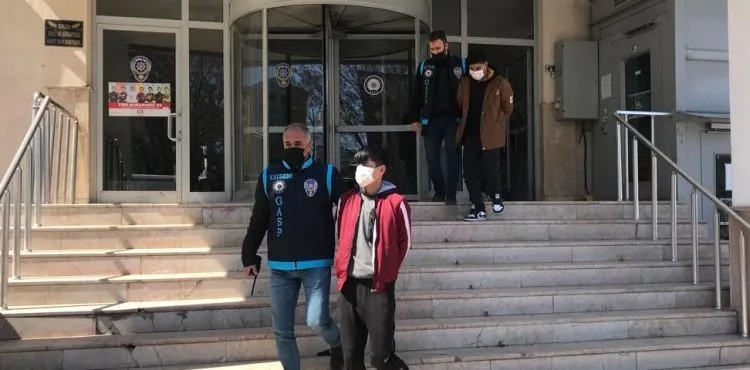 Eve girerek bıçakla yaralama ve gasp suçu işleyen 6 şahıs yakalandı