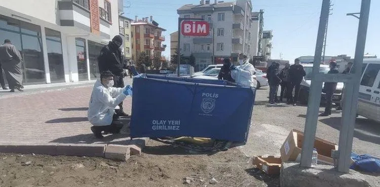 Yol kenarında erkek cesedi bulundu