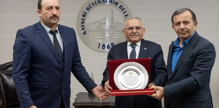 BAŞKAN BÜYÜKKILIÇ’A TOMARZA ÇİFTÇİLERİ ADINA ‘TEŞEKKÜR’ PLAKETİ