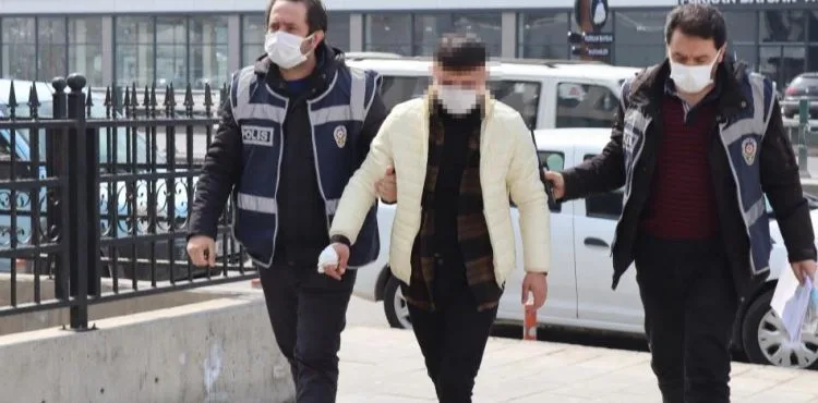 Önüne geleni bıçakladı