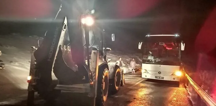Mahsur kalan turist dolu otobüs kurtarıldı