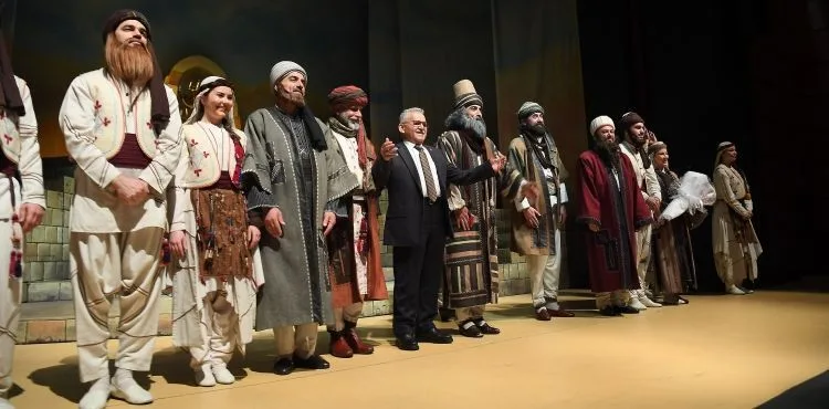 KÜLTÜR SANATA 27.5 MİLYON TL YATIRIM YAPAN BAŞKAN BÜYÜKKILIÇ, TİYATROYU DA SEVDİRDİ