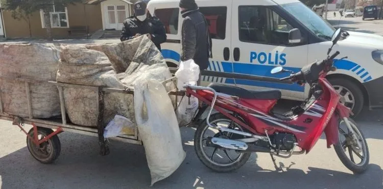 Araçlarla kağıt ve hurda toplayanlara göz açtırılmıyor