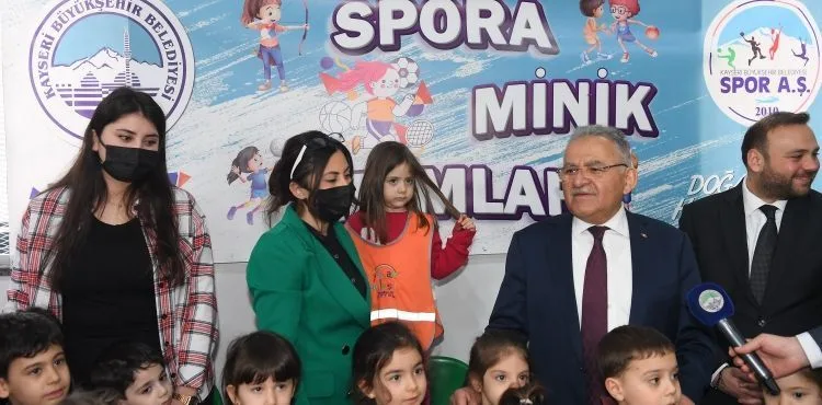 BAŞKAN BÜYÜKKILIÇ, HİZMETE AÇILAN SPOR SALONU’NDA MİNİKLERLE BULUŞTU