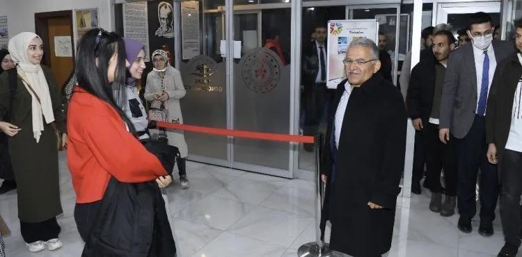 BAŞKAN BÜYÜKKILIÇ, SÜRPRİZ TELEFONLA GENÇLERİN DAVETİNİ GERİ ÇEVİRMEDİ