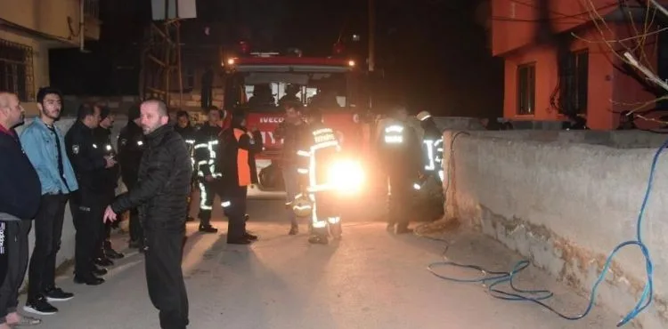 Evi ateşe verip kapıyı üzerlerine kilitlediler