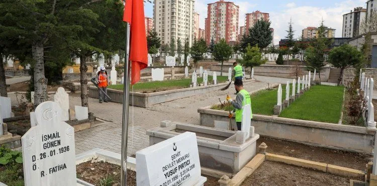 TALAS’TA MEZARLIKLAR BAYRAMA HAZIRLANIYOR