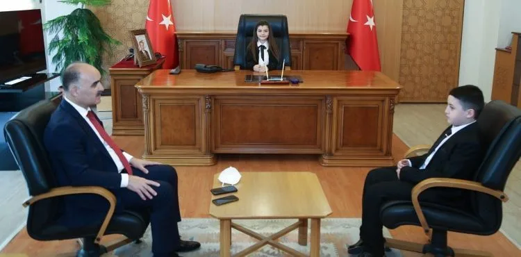Vali Günaydın’ın Koltuğuna 4. Sınıf Öğrencisi Sena Ulusoy Oturdu