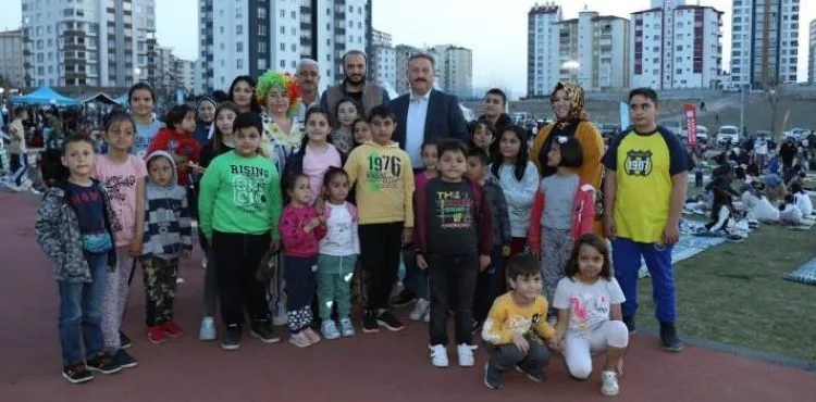 MELİKGAZİ’DE ÇOCUKLAR HEM BAYRAMLARINI KUTLADI HEM DE İLK İFTARLARINI YAPTI