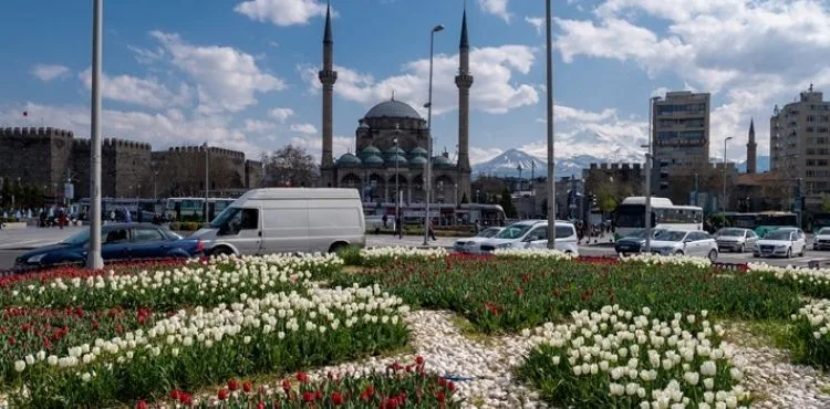BÜYÜKŞEHİR, KAYSERİ’Yİ ÇİÇEK BAHÇESİNE ÇEVİRDİ