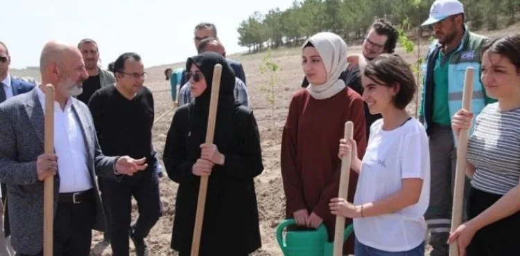BAŞKAN ÇOLAKBAYRAKDAR, ÜNİVERSİTE ÖĞRENCİLERİYLE VUSLAT ORMANINA FİDAN DİKTİ