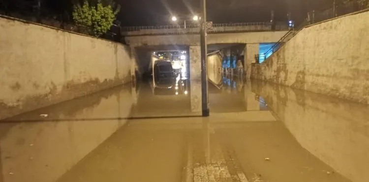 Sağanak yağış su baskınlarına neden oldu