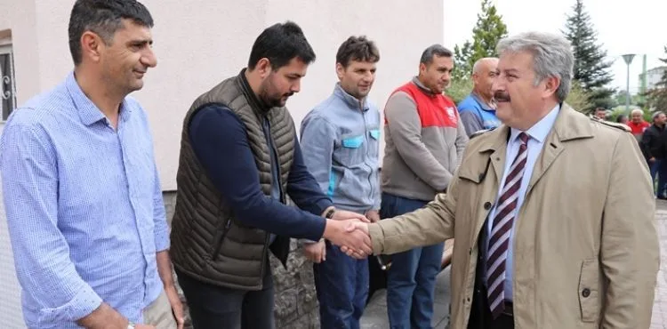 Başkan Dr. Palancıoğlu Melikgazi belediyesi çalışanları ile büyük bir aile gibi... İlk mesai günü personel ile bayramlaşma