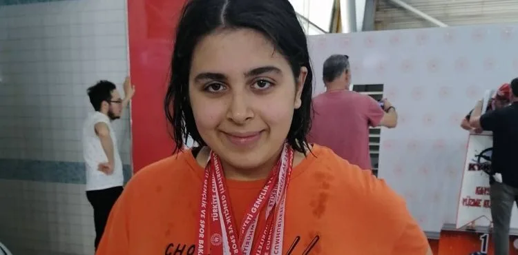 Otizmli yüzücü Elçin 7 altın madalya kazandı
