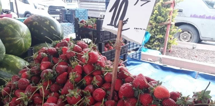 Semt pazarında fiyatlar yükseldi